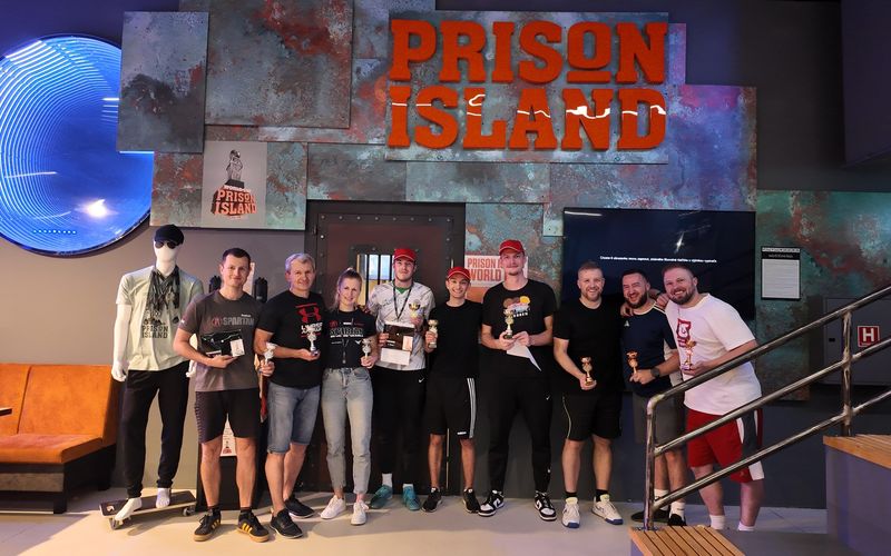 Tým před vstupem do PRISON ISLAND